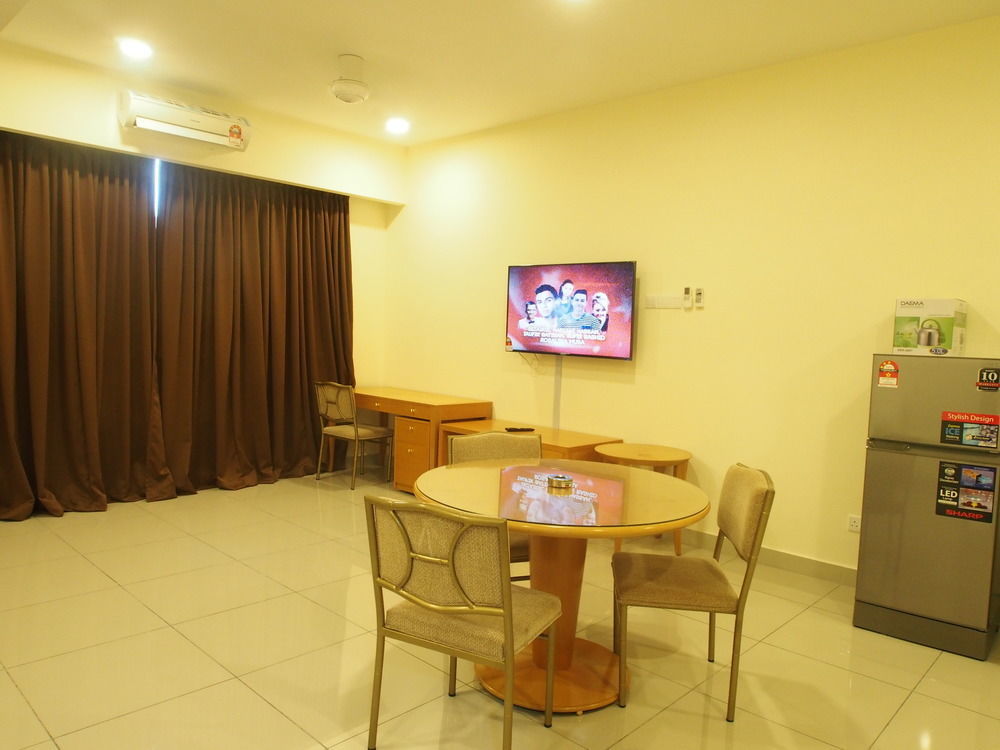 Premier Times International Hotel Seri Kembangan Bagian luar foto