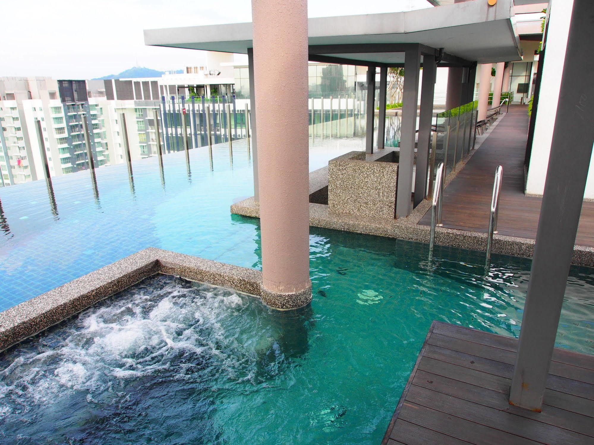 Premier Times International Hotel Seri Kembangan Bagian luar foto